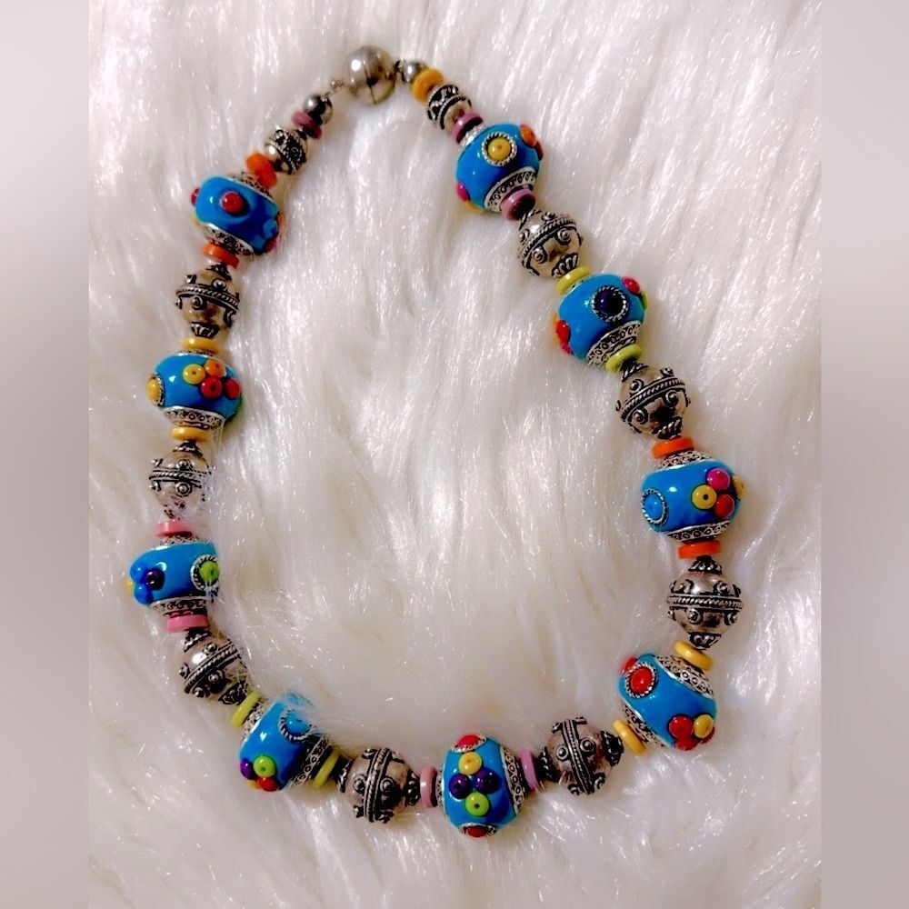 Boho beaded multicolor with magnetic closure necklace… Chunky and Cute!! VINTAGE - Picture 3 of 4